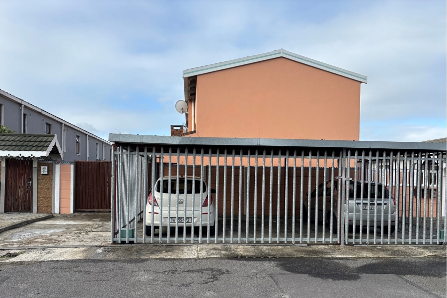 2 Bedroom Property for Sale in Goodwood Estate Western Cape